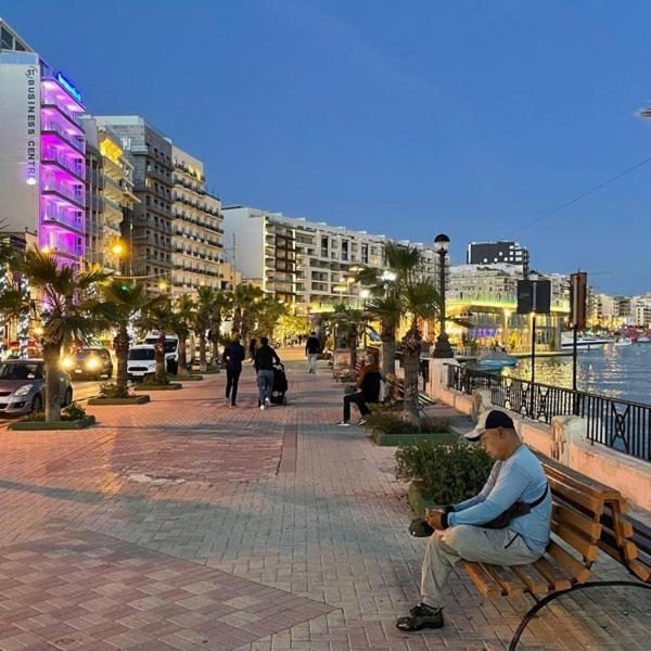Seaside Apartment In Gzira Екстериор снимка